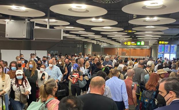Thousands of tourists queuing at the border controls of T4 in Barajas.