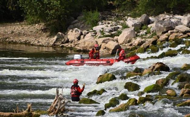 Firefighters searching the Ebro river.
