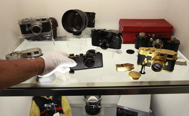 A Leica 0 series camera in a specialty store in Vienna.