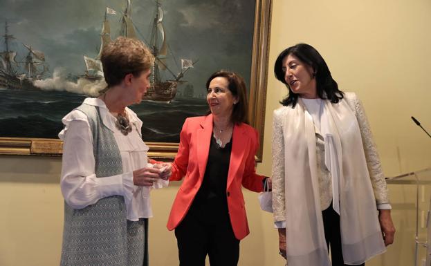 La ministra Robles, en el centro, junto a la anterior directora del CNI, Paz Esteban, y su sucesora, Esperanza Casteleiro. /J. García