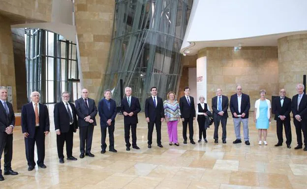 Eleven of the winners, in the atrium of the Guggenheim with the president of the BBVA Foundation, Carlos Torres Vila;  the president of the CSIC, Rosa Menéndez;  the director of the Guggenheim, Juan Ignacio Vidarte;  and the director of the BBVA Foundation, Rafael Pardo.
