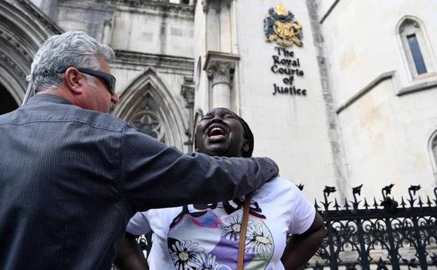 Una defensora de los derechos humanos durante una protesta contra el envío de migrantes a Ruanda ante el Tribunal Superior en Londres. 
