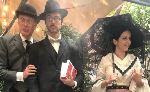 The actors Jonathan Mellor, Muriel Prenas and Raquel Vicente, characterized as Leopold Bloom, Stephen Dedalus and Molly Bloom. 