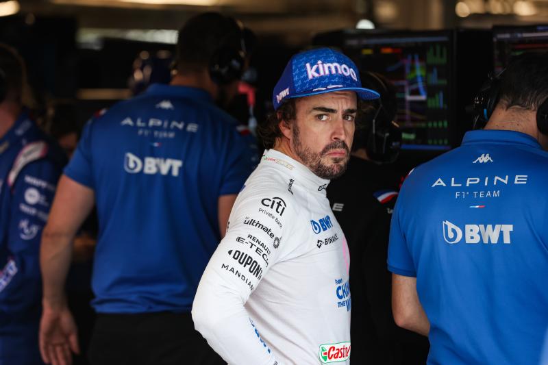 Fernando Alonso junto al equipo de Alpine en su box en el GP de Canadá./Antonin Vincent (EP)