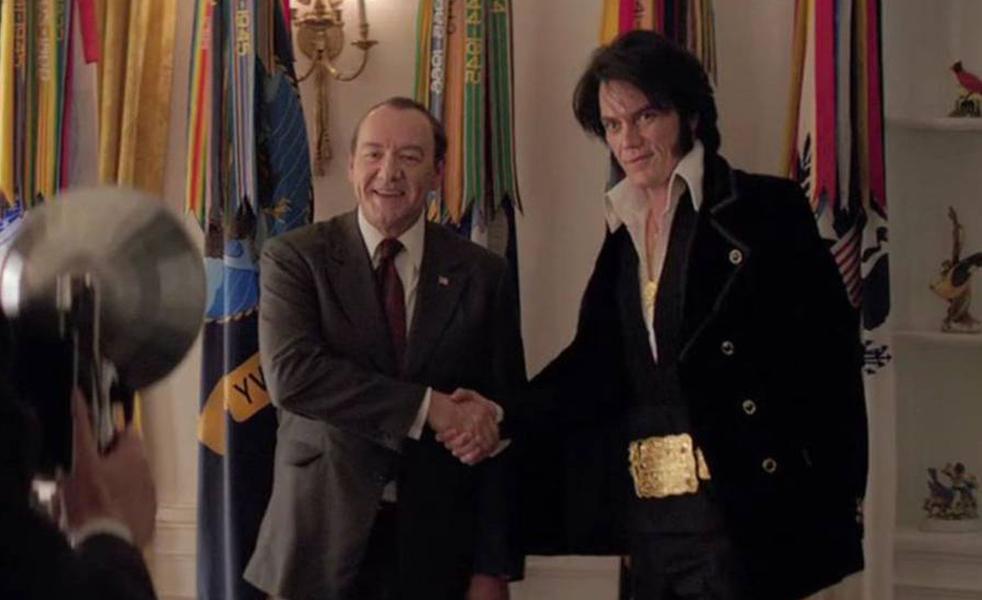Michael Shannon como Elvis y Kevin Spacey como Nixon. 