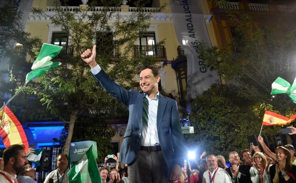 Juanma Moreno celebrando la victoria electoral. 