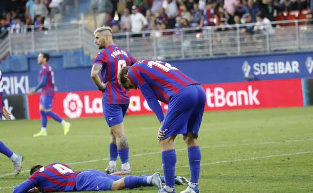 Los jugadores del Eibar lamentan su eliminación ante el Girona. 