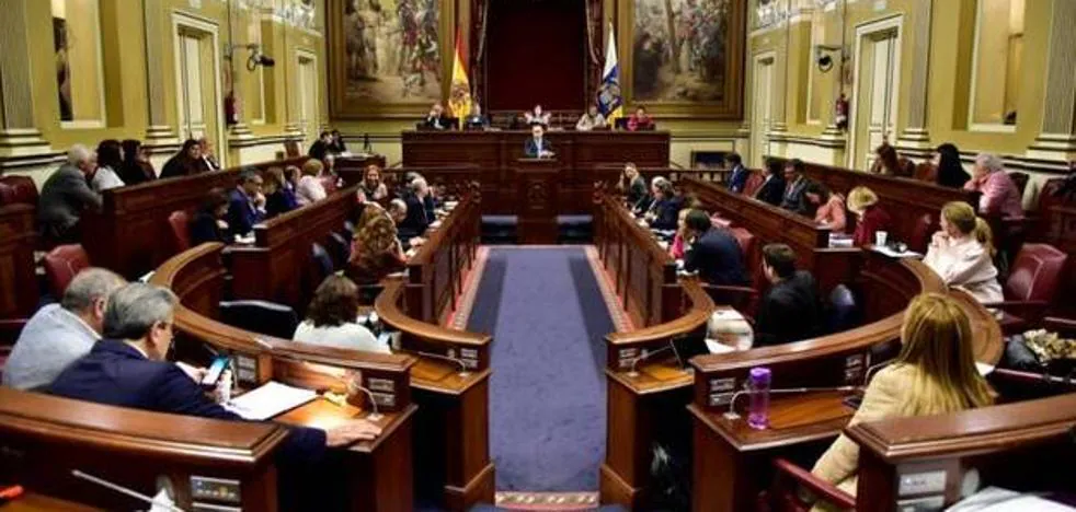 The Canarian Government responds in Parliament: follow the session here