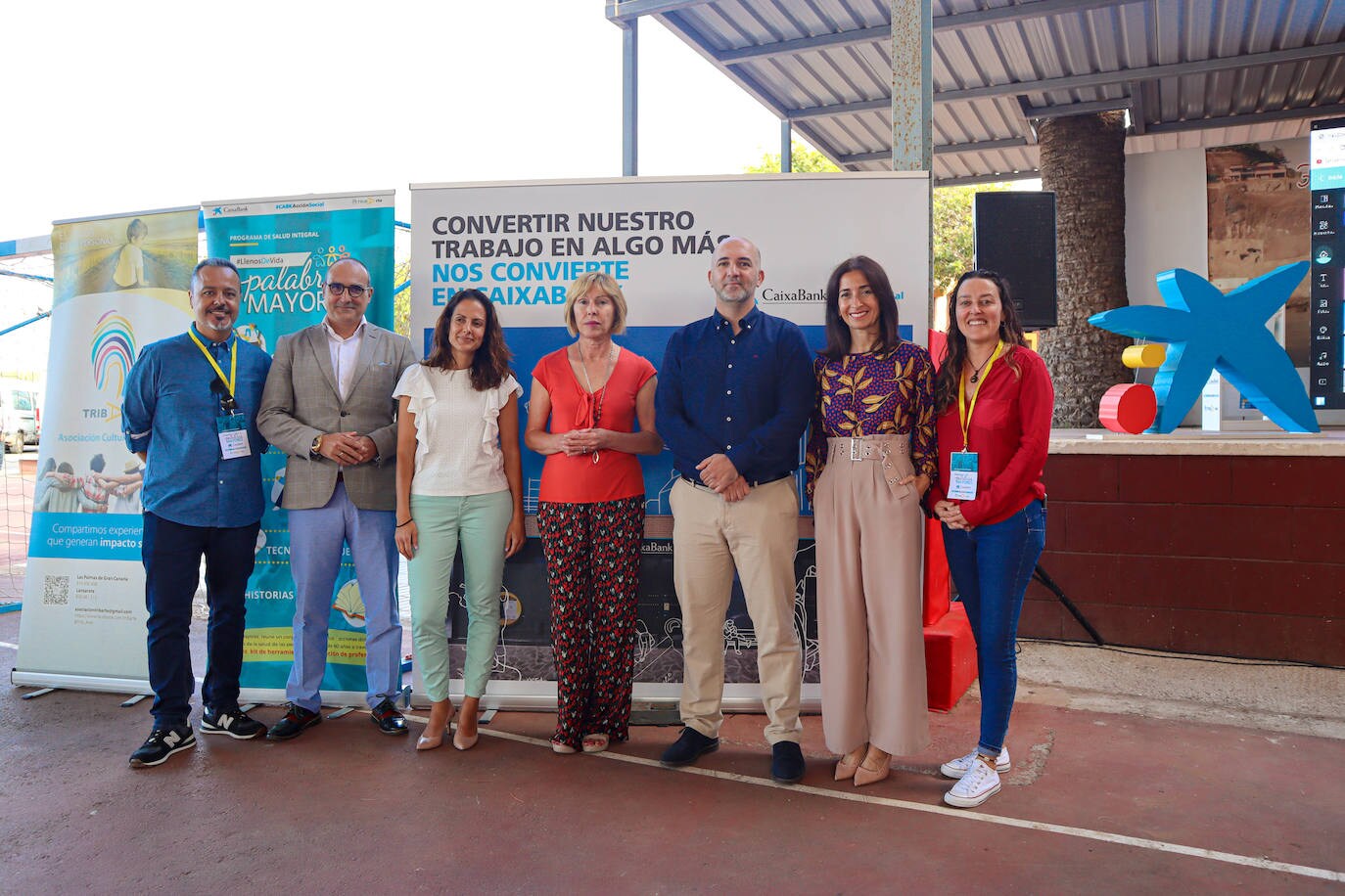 Representatives of both town councils, together with the person in charge of Social Action at CaixaBank and the coordinator of Trib-Arte, during the closing of the program with the elderly who have participated in the workshops. 