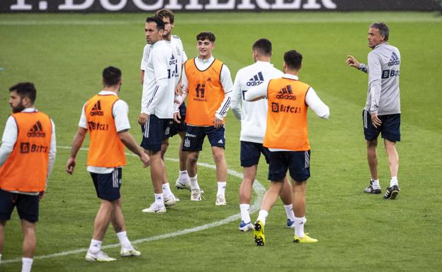Luis Enrique supervisa un entrenamiento de la selección española. 