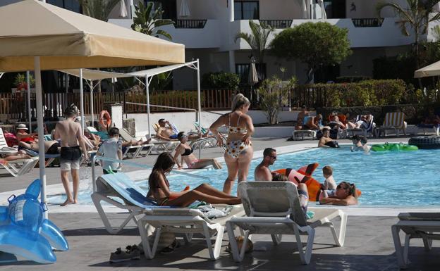 Turistas en la piscina de un complejo de Costa Teguise, Lanzarote. /c7