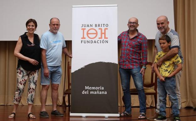 Familiares de Juan Brito en los preparativos matinales de la presentación de la Fundación. /CARRASCO