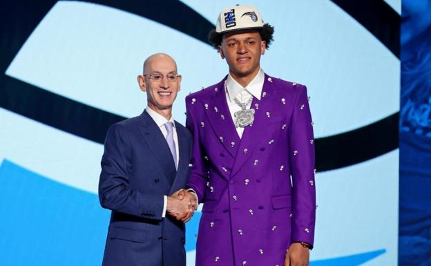 The commissioner of the NBA, Adam Silver, next to the number 1 of the 'draft', Paolo Banchero. 