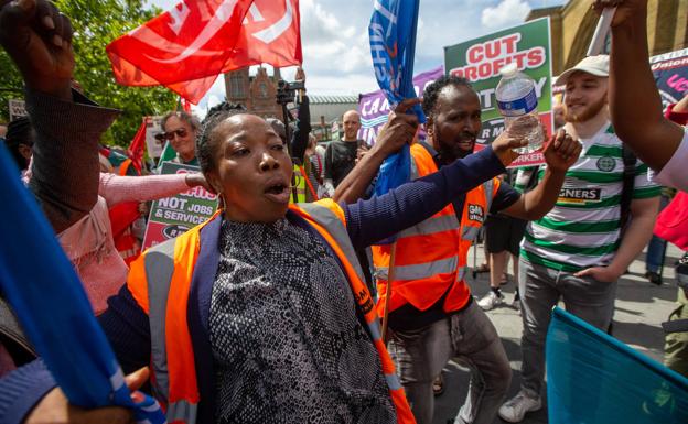 Trabajadores de los ferrocarriles británicos durante una protesta este sábado.
