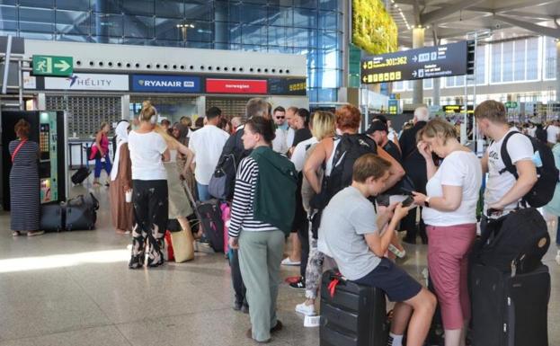 Largas colas ante el mostrador de Ryanair este domingo en el aeropuerto de Málaga.