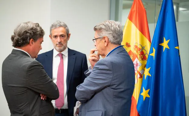 The general director for the Maghreb, the Mediterranean and the Middle East, Alberto Ucelay (l), and the Canarian councilor Julio Pérez (r) yesterday. 