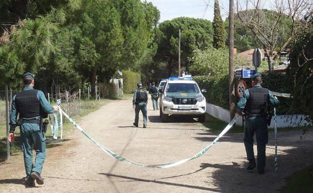 The Civil Guard removes the access control cordon to the chalet of Óscar S. in El Romeral. 