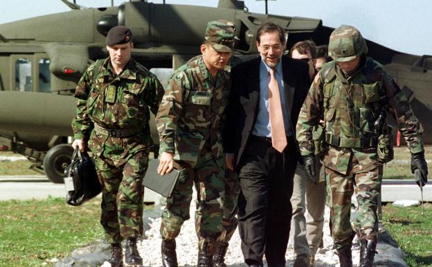 Javier Solana, en una misión de la OTAN en Bosnia en 1998.