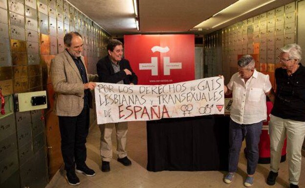 Banner used by Berkana in the demonstration for the 25th anniversary of the Stonewall Revolt, the first protest of the homosexual group.  In the image on the left.  From left to right, Juan Cerezo, Luis García Montero, and Mili Hernández and her partner, Mar de Griñó. 