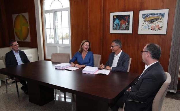 Momento de la firma del acuerdo entre la presidenta, María Dolores Corujo, y representantes de Elecnor. /carrasco