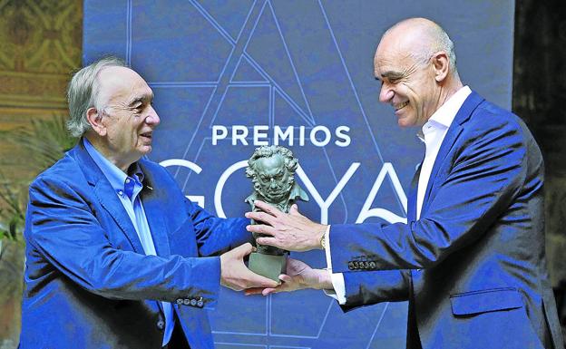 El presidente de la Academia de Cine, Fernando Méndez-Leite, y el alcalde de Sevilla, Antonio Muñoz, sostienen un Goya./Ep