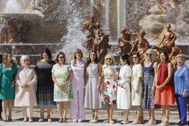 Foto de familia en la Granja de San Ildefonso. En el centro, la reina Letizia; a su derecha, Begoña Gómez, y, a su izquierda, Jill Biden, primera dama de Estados Unidos. 