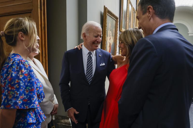 El presidente de Estados Unidos, Joe Biden, conversa a su llegada al Museo del Prado con Begoña Goméz, esposa de Pedro Sánchez, y el presidente del Gobierno. A la derecha las nietas de Biden.