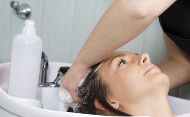 500 euros de multa a los peluqueros en Italia por lavar el pelo dos veces a los clientes
