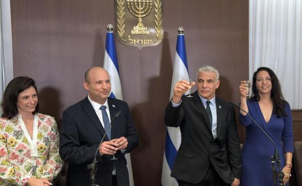 Naftali Bennett y Yair Lapid realizaron el traspaso de poderes en la oficina del primer ministro, en Jerusalem. 
