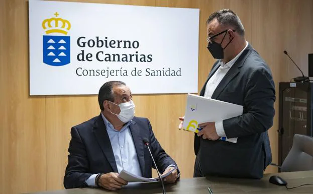 El consejero de Sanidad, Blas Trujillo (i) y el director del SCS, Conrado Domínguez. 