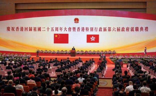 Xi Jinping se dirige al millar de delegados desde un escenario vacío por las medidas contra el coronavirus /afp