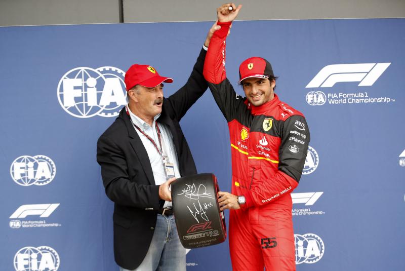 Carlos Sainz celebra la pole sobre el podio del Circuito de Silverstone./Reuters