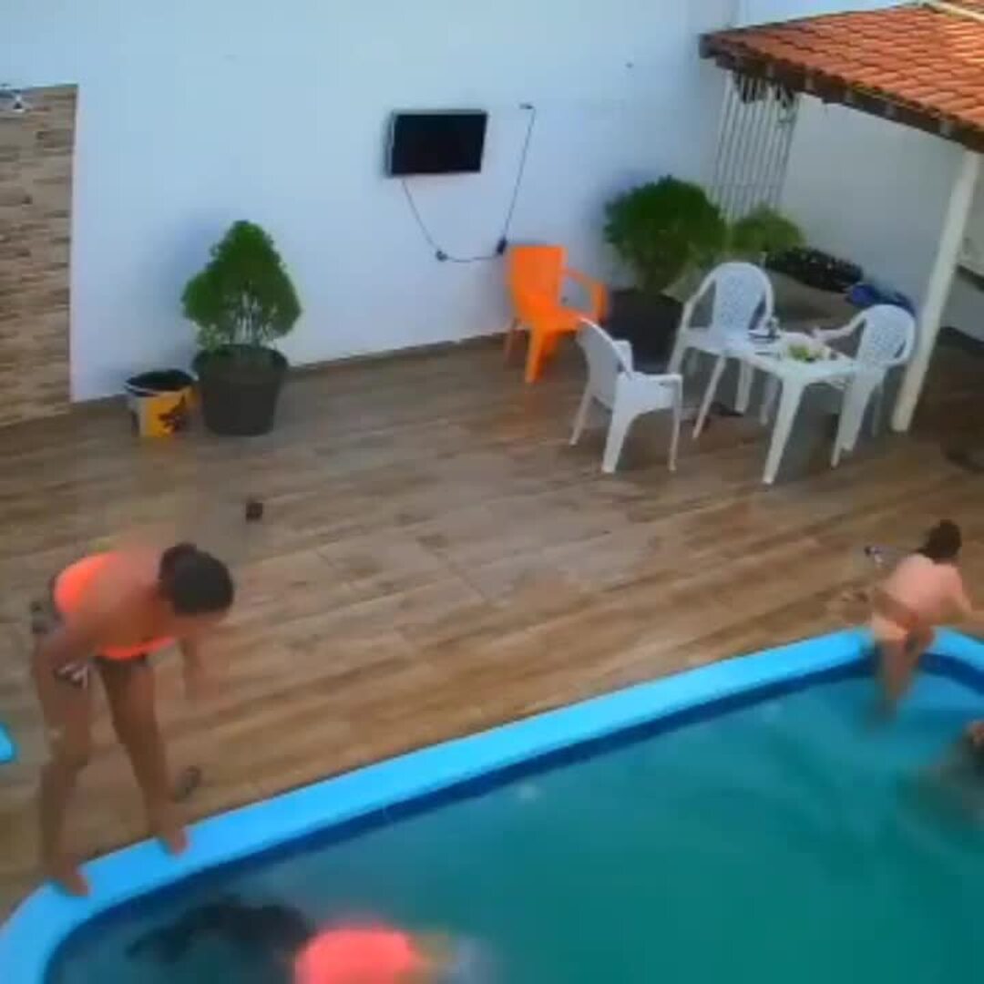 Un joven es succionado por el sumidero de una piscina