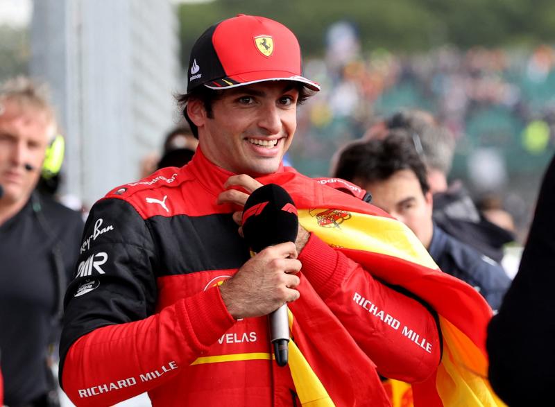 Carlos Sainz coge el micrófono después de su triunfo en el Gran Premio de Gran Bretaña