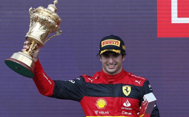 Carlos Sainz sujeta el trofeo que le acredita como ganador en Silverstone. /Andrew Boyers (Reuters)
