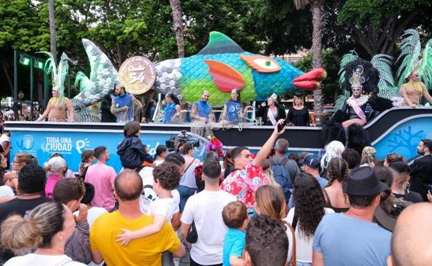 Imagen del Entierro de la Sardina, que clausuró el carnaval de verano. /Cober
