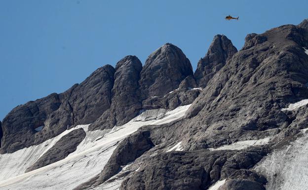 Un helicóptero sobrevuela la Marmolada, donde el domingo una avalancha se cobró la vida de al menos siete personas/efe