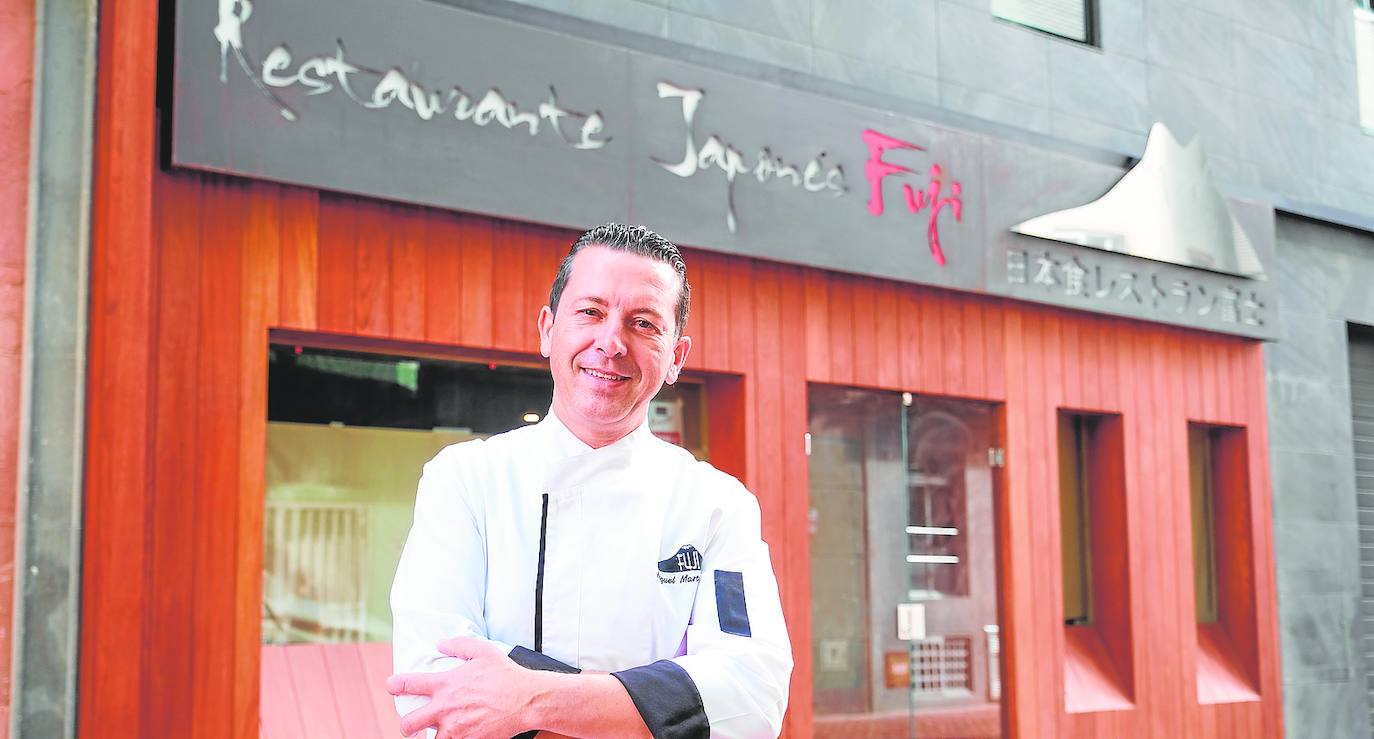 Miguel Martínez, chef y propietario del restaurante japonés Fuji, delante del nuevo local. /cober