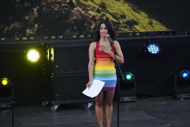 Chanel vestida de arco iris, en un momento de su pregón. 
