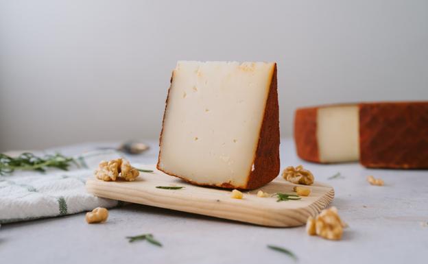 El queso Maxorata semicurado con pimentón, en una foto promocional del grupo empresarial majorero. 