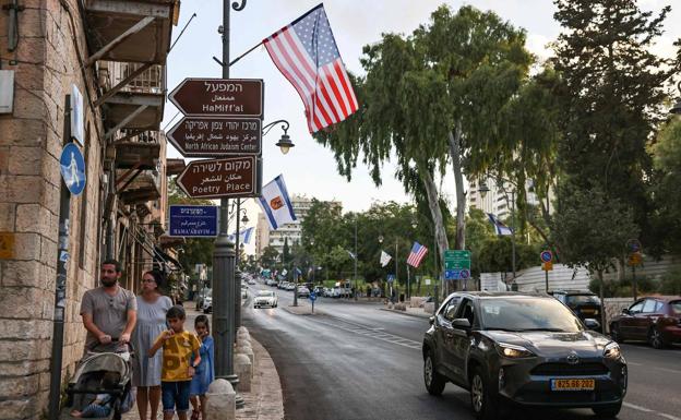 Las banderas de Estados Unidos e Israel ya lucen en las calles de Jerusalén con motivo del viaje de Joe Biden./EFE