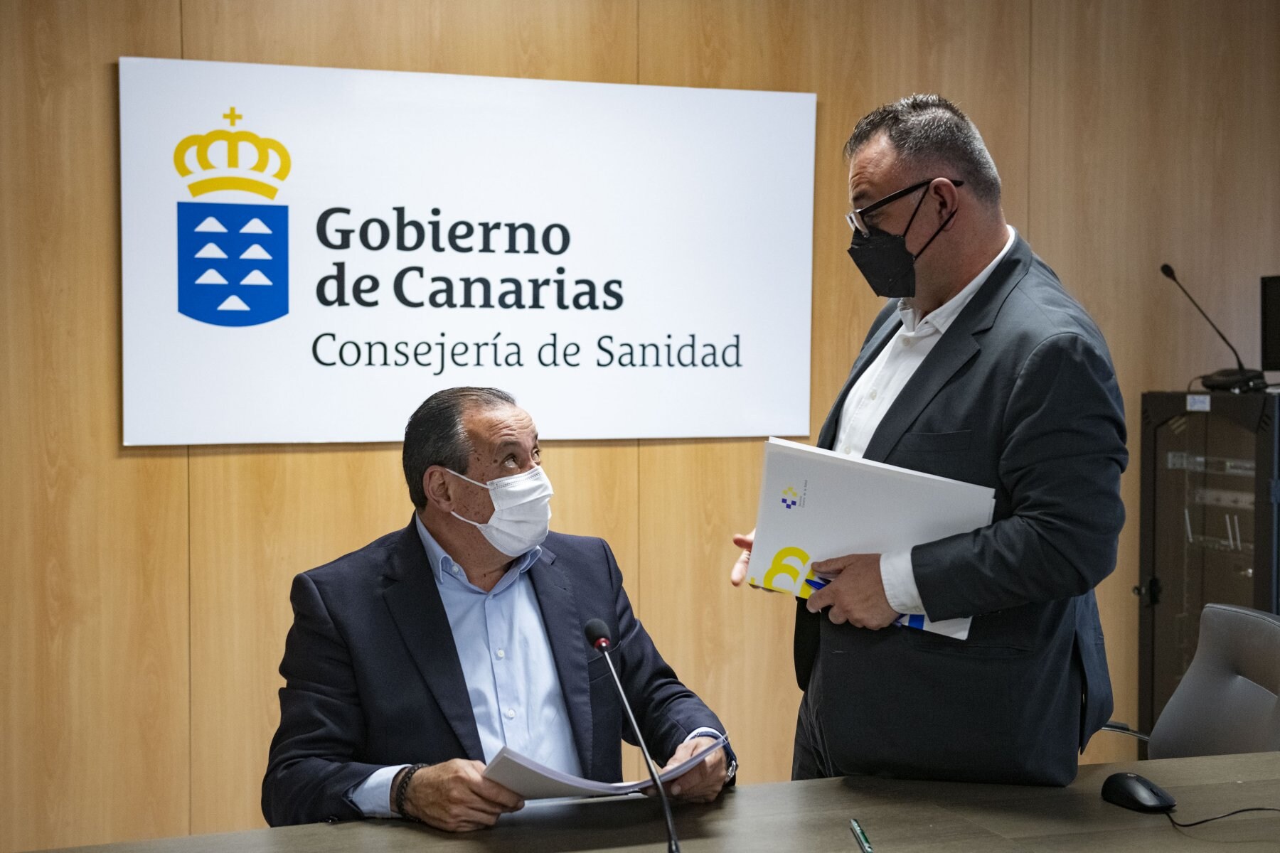 The Minister of Health, Blas Trujillo (i), and the director of the SCS, Conrado Domínguez. 