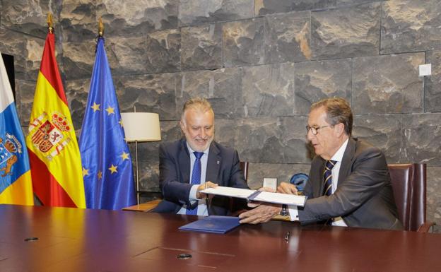 Ángel Víctor Torres y Antonio Vila Bertrán en la firma del convenio marco Fundación la Caixa. 