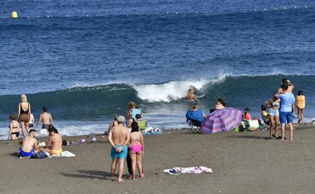 Ciudadanos grancanarios se refrescan en la playa de Melenara. 