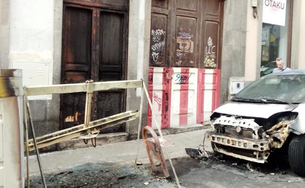 Contenedor calcinado en la calle Buenos Aires. / C7
