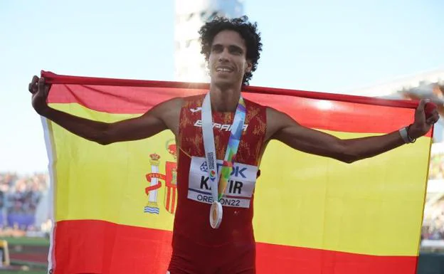 Mohamed Katir celebrates the bronze medal. 