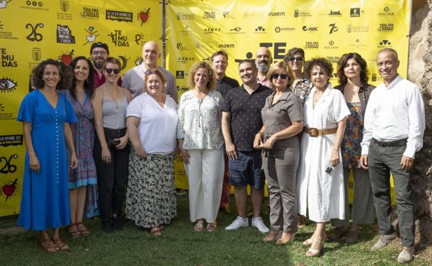 Representatives of the eight Canarian companies participating in this edition pose with Encarna Galván, Marisol García and Tilma Kuttenkeuler. 