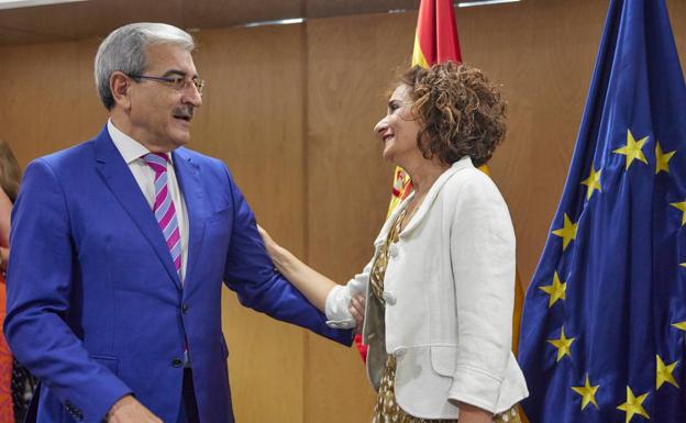El consejero canario de Hacienda, Román Rodríguez, saluda a la ministra Montero al comienzo del CPFF. 