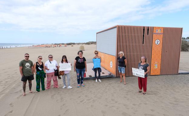 Foto de archivo de los trabajadores junto a uno de los nuevos kioscos de las playas. 
