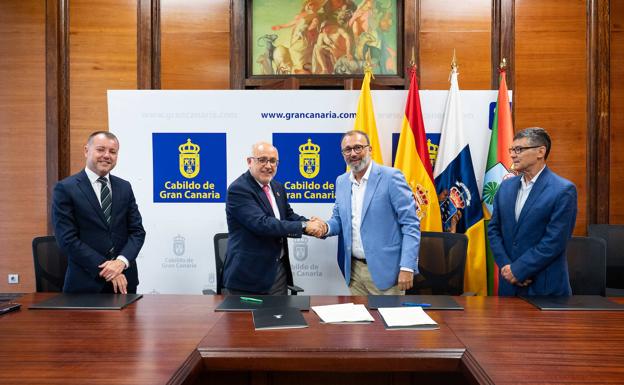 Antonio Morales y Francisco José García durante la firma del convenio de colaboración por La Fortaleza. 